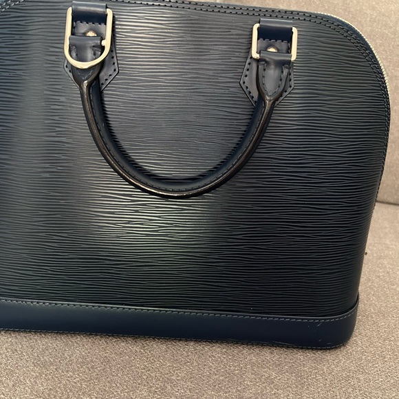 LV Alma PM/100% authentic. Almost new condition. Only worn a few times. - Picture 7 of 14